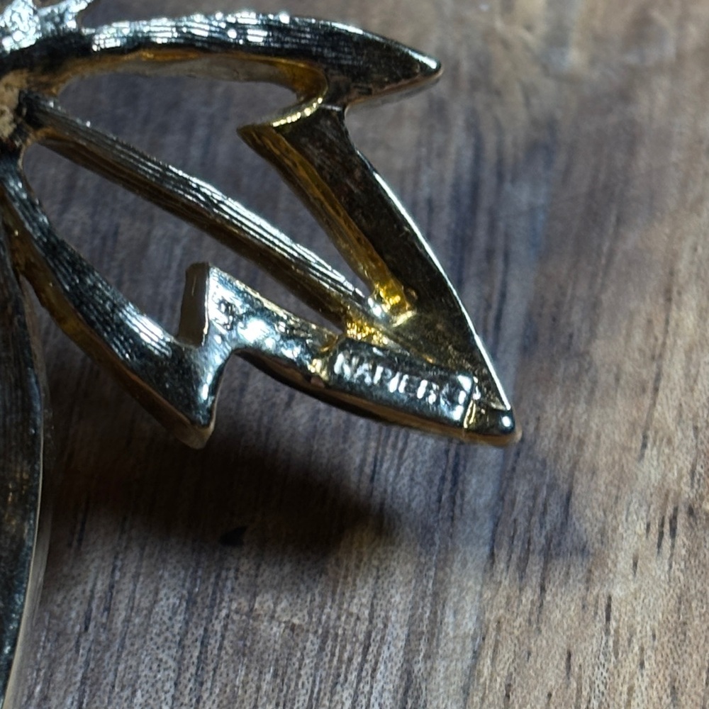 Napier gold tone maple leaf brooch - Picture 4 of 6